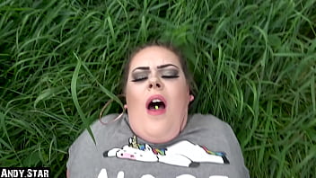 Une grosse femme suce une bite et se fait baiser dans le parc