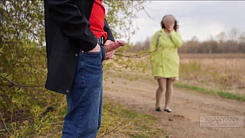 Il fait une patte sur le terrain et se fait sucer par un ceinturon