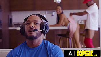 Une pute noire baise le livreur de pizza