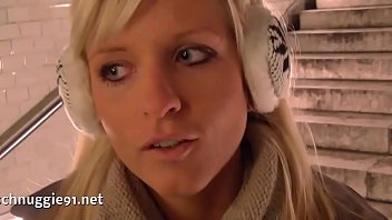 La blonde a des relations sexuelles dans la chatte et le cul avec du sperme dans la bouche