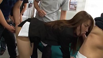 Fille asiatique dans le train baisée en groupe