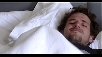 Il a une érection et baise la chatte de sa belle-mère