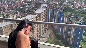 Deux soeurs brunes chaudes ont des relations sexuelles avec un instructeur de fitness