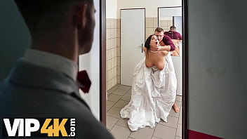 Il attrape sa fiancée dans les toilettes publiques quand elle baise un invité