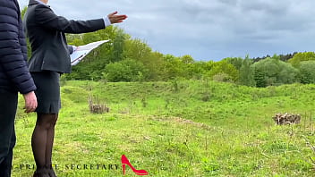 Secrétaire abusée sexuellement dans un champ