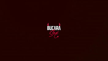 La fille colombienne joue avec ses mamelons et se baise avec un gode