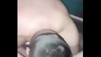 La femme filme son mari en train de lécher une autre femme