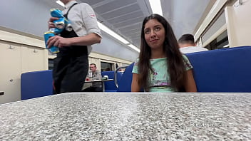 Couple filmé en train de baiser dans le compartiment du train