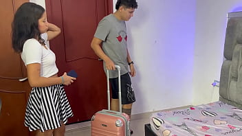 Il dort au lit avec sa sœur et la baise dans son petit vagin