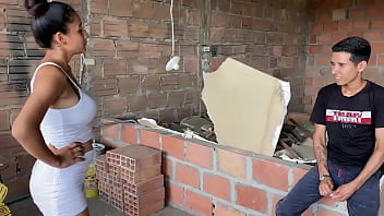 Sexe de mère célibataire sur un chantier de construction avec un jeune constructeur