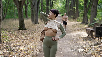 Filmée alors qu’elle se déshabille dans la nature et joue avec le minou