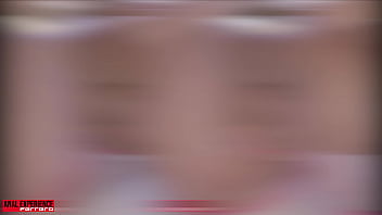 Betty n’est pas satisfaite de la bite et ne baise que par voie anale avec éjaculation