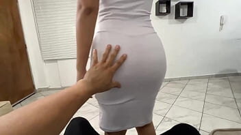 Elle a de gros seins et fait l’amour habillée