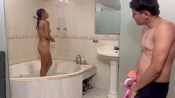 La femme de ménage brune surprise nue dans le jacuzzi et baisée